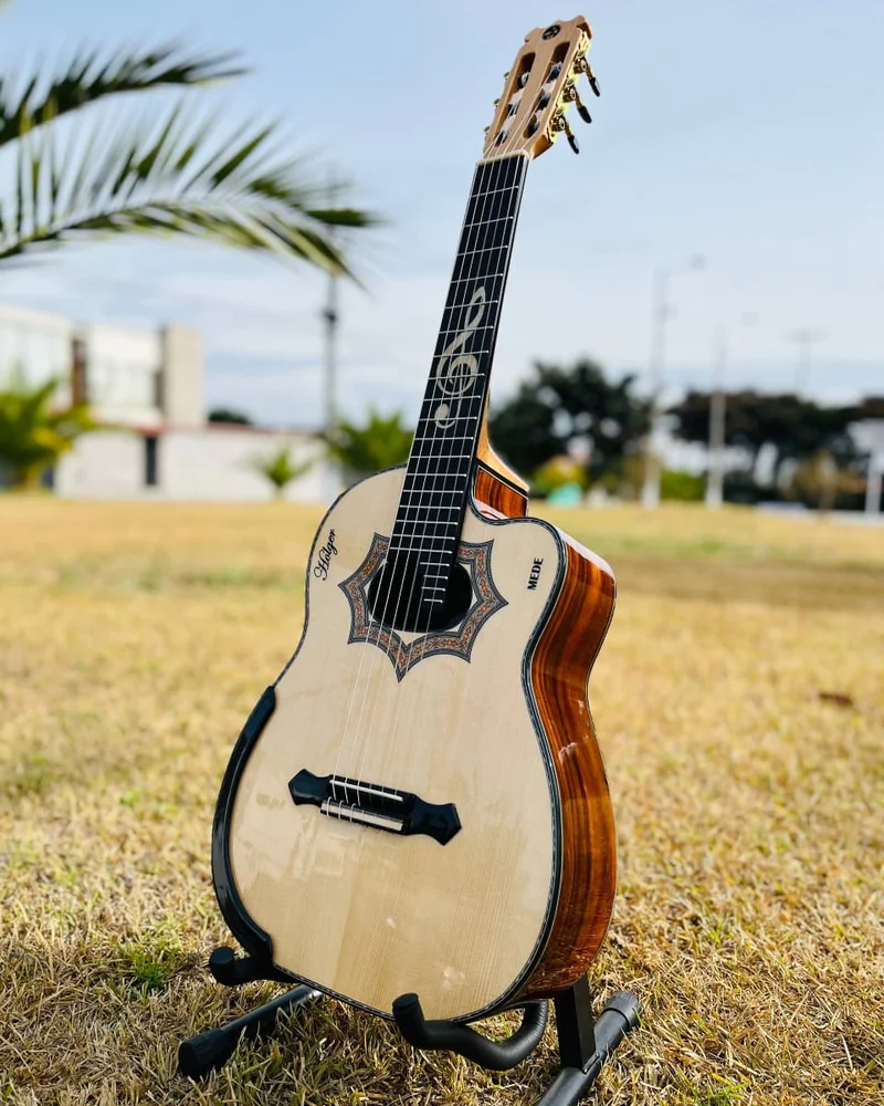 Requinto MEDE hecho a mano con diapasón de ébano y clave de sol